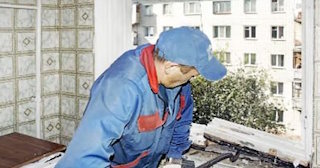 Демонтаж деревянных окон в Азове - профессиональные услуги от Сварной-Азв от 1530 руб.