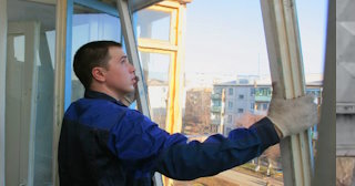 Демонтаж остекления балкона в Азове - цена от 561 руб. - Сварной-Азв