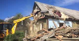 Промышленный демонтаж пристроек к дому в Азове | Цены от 561 руб. за м2