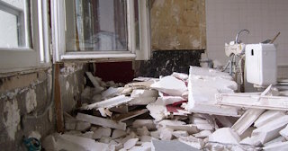 Демонтаж хрущевки в Азове - удаление старых полов и стен по выгодной цене от 1733 рублей.